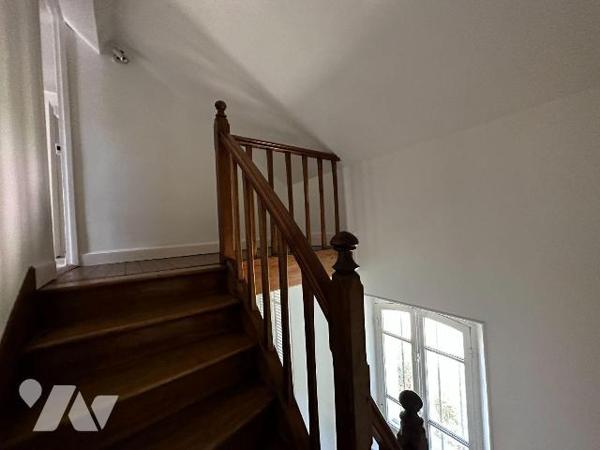 EXCLUSIVITE
Proche toutes commodités, maison bourgeoise comprenant une entrée desservant une s...