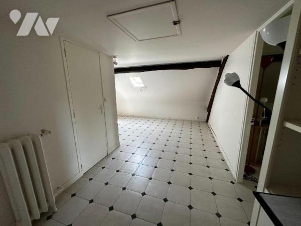 EXCLUSIVITE
Proche toutes commodités, maison bourgeoise comprenant une entrée desservant une s...