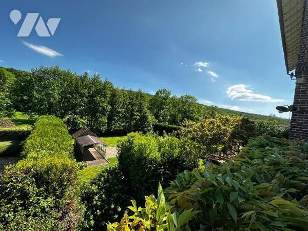 EXCLUSIVITE
Proche toutes commodités, maison bourgeoise comprenant une entrée desservant une s...