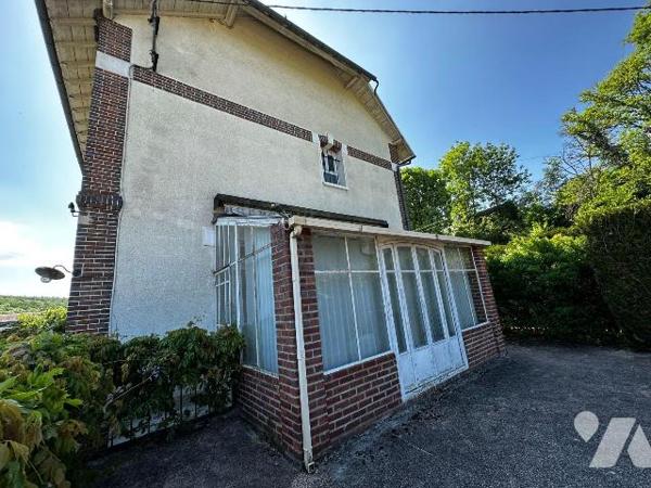 EXCLUSIVITE
Proche toutes commodités, maison bourgeoise comprenant une entrée desservant une s...