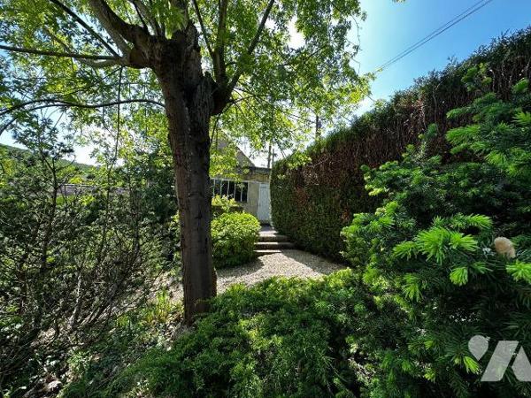 EXCLUSIVITE
Proche toutes commodités, maison bourgeoise comprenant une entrée desservant une s...