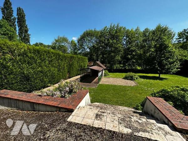 EXCLUSIVITE
Proche toutes commodités, maison bourgeoise comprenant une entrée desservant une s...