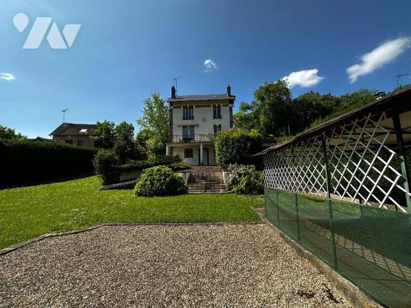 EXCLUSIVITE
Proche toutes commodités, maison bourgeoise comprenant une entrée desservant une s...