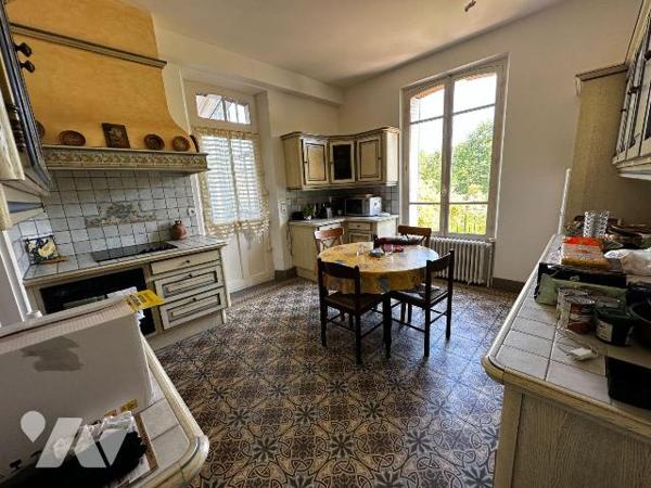 EXCLUSIVITE
Proche toutes commodités, maison bourgeoise comprenant une entrée desservant une s...
