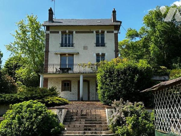 EXCLUSIVITE
Proche toutes commodités, maison bourgeoise comprenant une entrée desservant une s...