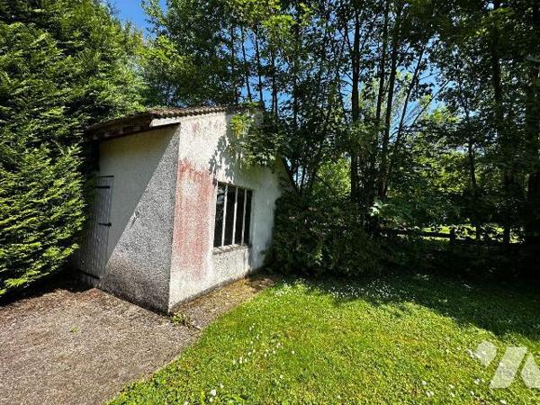 EXCLUSIVITE
Proche toutes commodités, maison bourgeoise comprenant une entrée desservant une s...