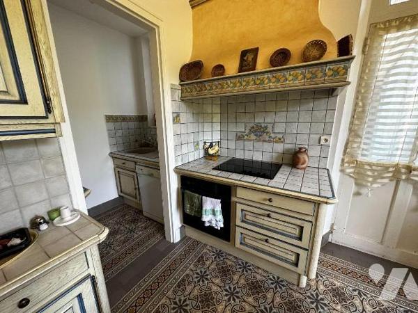 EXCLUSIVITE
Proche toutes commodités, maison bourgeoise comprenant une entrée desservant une s...