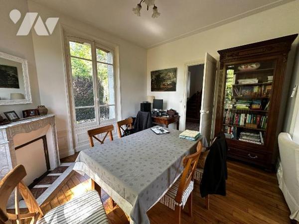 EXCLUSIVITE
Proche toutes commodités, maison bourgeoise comprenant une entrée desservant une s...