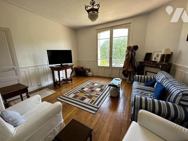 EXCLUSIVITE
Proche toutes commodités, maison bourgeoise comprenant une entrée desservant une s...