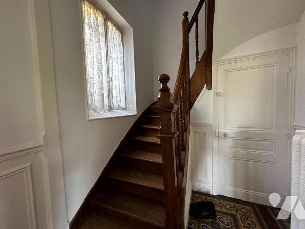 EXCLUSIVITE
Proche toutes commodités, maison bourgeoise comprenant une entrée desservant une s...