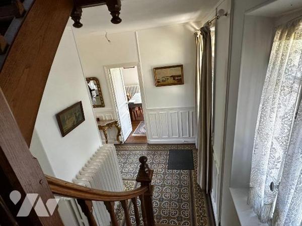 EXCLUSIVITE
Proche toutes commodités, maison bourgeoise comprenant une entrée desservant une s...