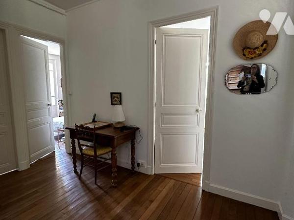 EXCLUSIVITE
Proche toutes commodités, maison bourgeoise comprenant une entrée desservant une s...