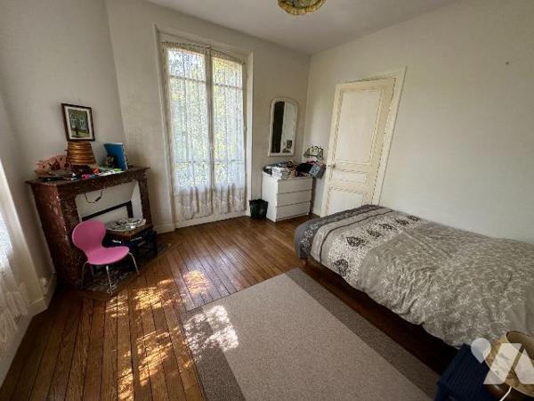 EXCLUSIVITE
Proche toutes commodités, maison bourgeoise comprenant une entrée desservant une s...