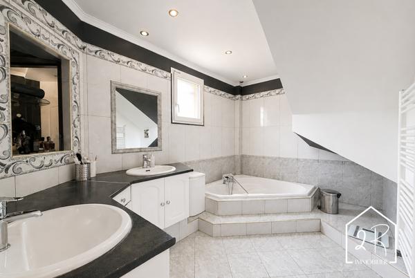 Maison individuelle 126 m² avec garage et piscine