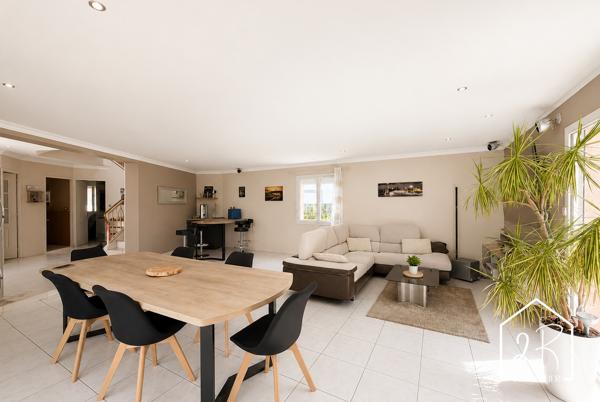 Maison individuelle 126 m² avec garage et piscine