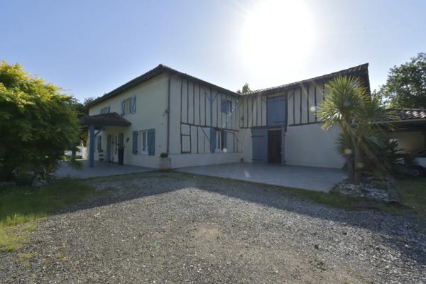 PROCHE DAX ( 5 mn ) - ANCIEN CORPS DE FERME RENOVE DU XVIII° - DEPENDANCES - PISCINE