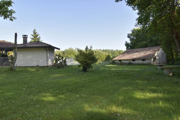 PROCHE DAX ( 5 mn ) - ANCIEN CORPS DE FERME RENOVE DU XVIII° - DEPENDANCES - PISCINE