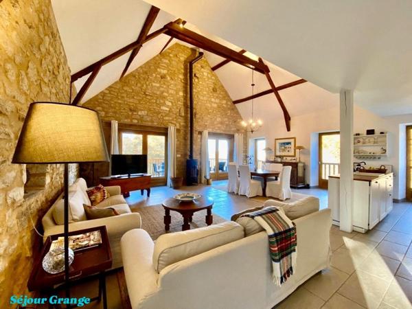 Ferme et grange des années 1950 rénovées en maison d'habitation et gîte haut de gamme; idéales pour investisseurs ou familles recherchant calme et confort