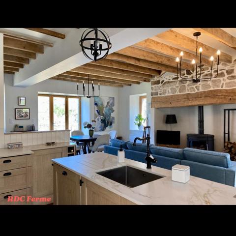Ferme et grange des années 1950 rénovées en maison d'habitation et gîte haut de gamme; idéales pour investisseurs ou familles recherchant calme et confort