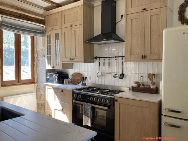 Ferme et grange des années 1950 rénovées en maison d'habitation et gîte haut de gamme; idéales pour investisseurs ou familles recherchant calme et confort