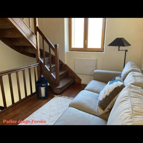 Ferme et grange des années 1950 rénovées en maison d'habitation et gîte haut de gamme; idéales pour investisseurs ou familles recherchant calme et confort