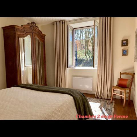 Ferme et grange des années 1950 rénovées en maison d'habitation et gîte haut de gamme; idéales pour investisseurs ou familles recherchant calme et confort