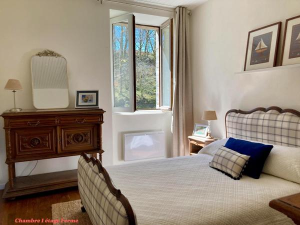 Ferme et grange des années 1950 rénovées en maison d'habitation et gîte haut de gamme; idéales pour investisseurs ou familles recherchant calme et confort