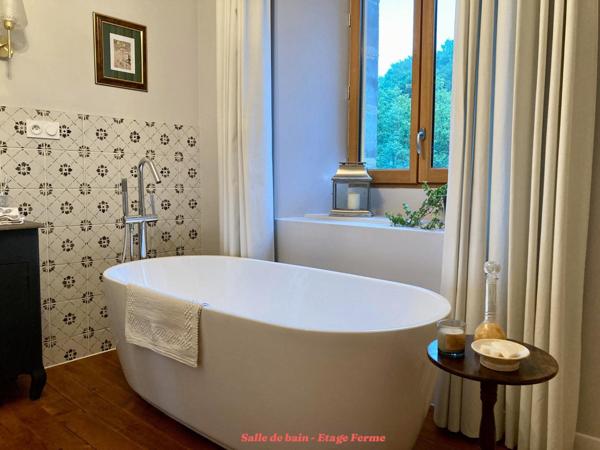 Ferme et grange des années 1950 rénovées en maison d'habitation et gîte haut de gamme; idéales pour investisseurs ou familles recherchant calme et confort