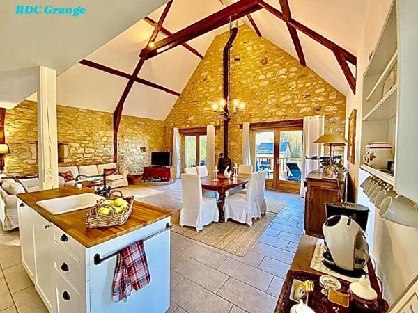 Ferme et grange des années 1950 rénovées en maison d'habitation et gîte haut de gamme; idéales pour investisseurs ou familles recherchant calme et confort