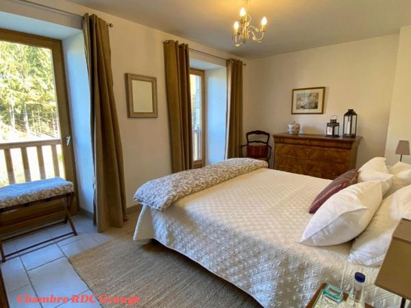 Ferme et grange des années 1950 rénovées en maison d'habitation et gîte haut de gamme; idéales pour investisseurs ou familles recherchant calme et confort