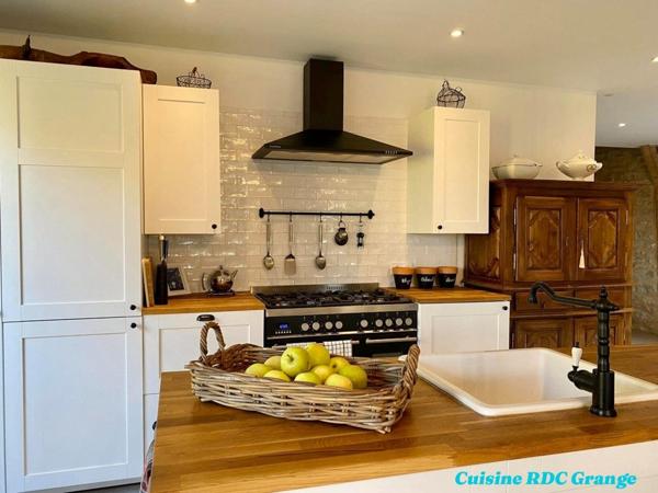 Ferme et grange des années 1950 rénovées en maison d'habitation et gîte haut de gamme; idéales pour investisseurs ou familles recherchant calme et confort