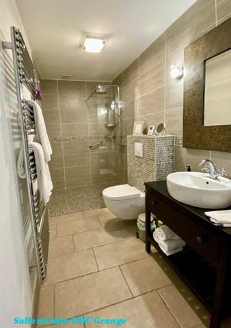 Ferme et grange des années 1950 rénovées en maison d'habitation et gîte haut de gamme; idéales pour investisseurs ou familles recherchant calme et confort