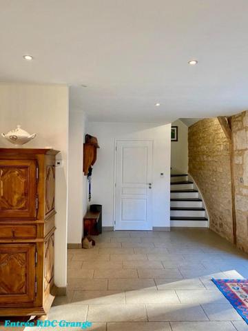 Ferme et grange des années 1950 rénovées en maison d'habitation et gîte haut de gamme; idéales pour investisseurs ou familles recherchant calme et confort