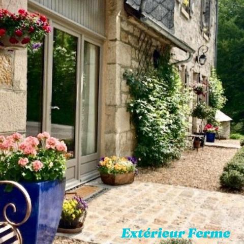 Ferme et grange des années 1950 rénovées en maison d'habitation et gîte haut de gamme; idéales pour investisseurs ou familles recherchant calme et confort