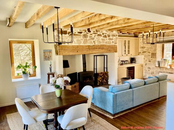 Ferme et grange des années 1950 rénovées en maison d'habitation et gîte haut de gamme; idéales pour investisseurs ou familles recherchant calme et confort