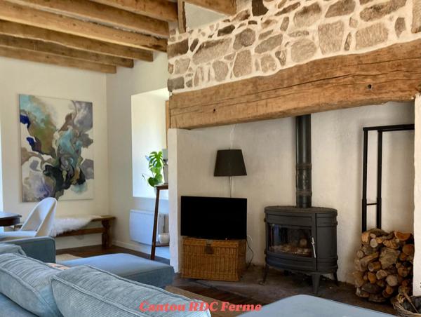 Ferme et grange des années 1950 rénovées en maison d'habitation et gîte haut de gamme; idéales pour investisseurs ou familles recherchant calme et confort