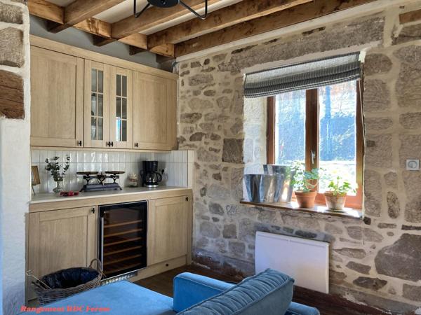 Ferme et grange des années 1950 rénovées en maison d'habitation et gîte haut de gamme; idéales pour investisseurs ou familles recherchant calme et confort