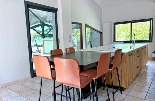 Maison avec piscine couverte, terrain de 2 hectares, centre ville