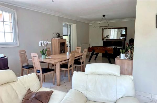 Maison avec piscine couverte, terrain de 2 hectares, centre ville