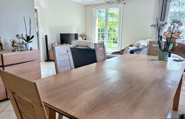 Maison avec piscine couverte, terrain de 2 hectares, centre ville