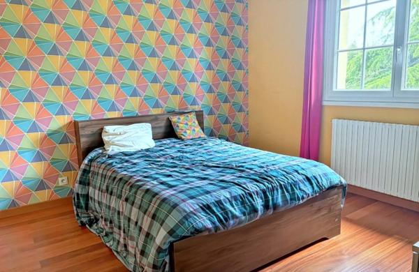 Maison avec piscine couverte, terrain de 2 hectares, centre ville