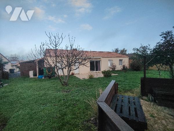 Maison de plain-pied - 90m² située dans le bourg de SAINT CRESPIN SUR MOINE