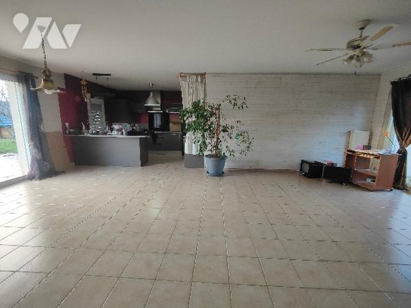 Maison de plain-pied - 90m² située dans le bourg de SAINT CRESPIN SUR MOINE