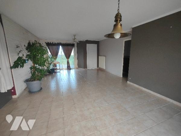 Maison de plain-pied - 90m² située dans le bourg de SAINT CRESPIN SUR MOINE