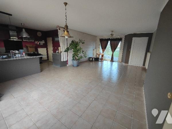 Maison de plain-pied - 90m² située dans le bourg de SAINT CRESPIN SUR MOINE