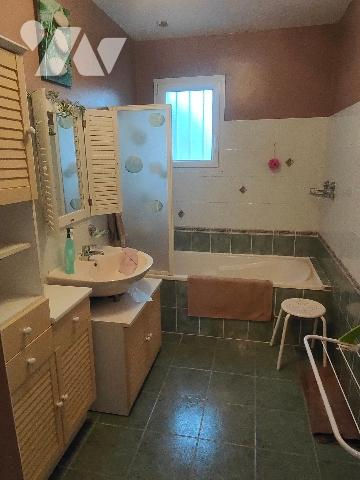 Maison de plain-pied - 90m² située dans le bourg de SAINT CRESPIN SUR MOINE