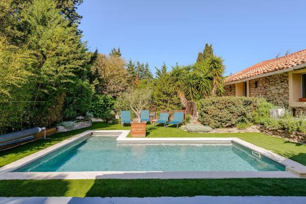 Gîte + Maison d'habitation 364m² sur terrain de 826m² avec piscine chauffée et garade de 190m²