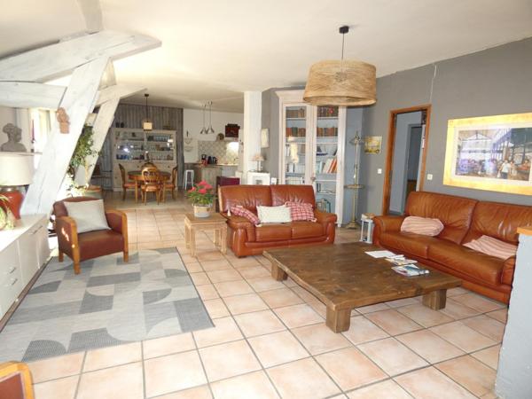 Gîte + Maison d'habitation 364m² sur terrain de 826m² avec piscine chauffée et garade de 190m²