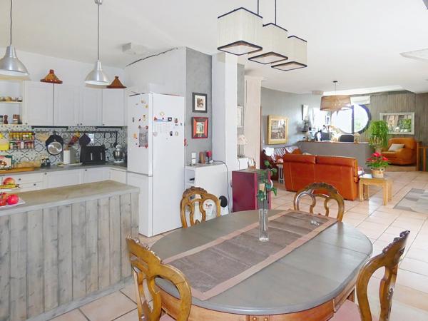 Gîte + Maison d'habitation 364m² sur terrain de 826m² avec piscine chauffée et garade de 190m²