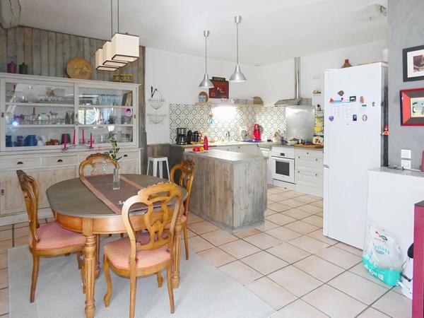 Gîte + Maison d'habitation 364m² sur terrain de 826m² avec piscine chauffée et garade de 190m²